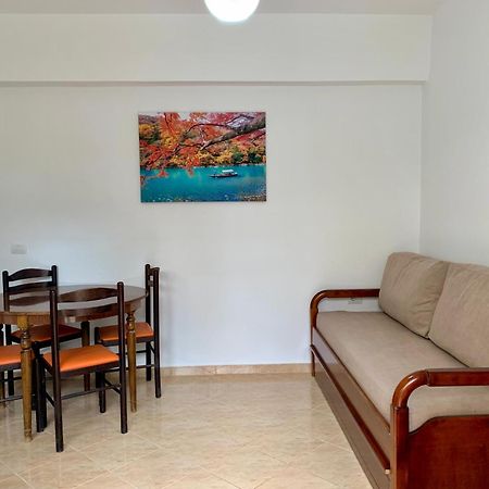 Maxus Apts Sarandë Esterno foto