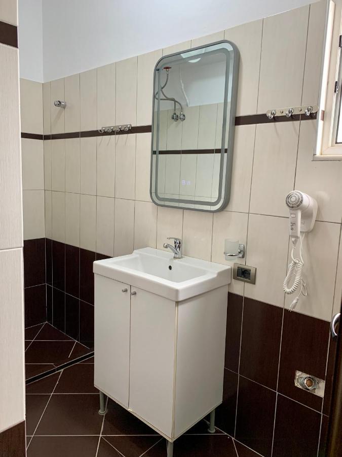 Maxus Apts Sarandë Esterno foto