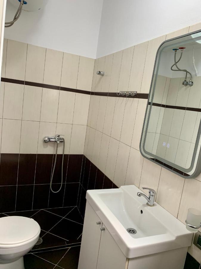 Maxus Apts Sarandë Esterno foto