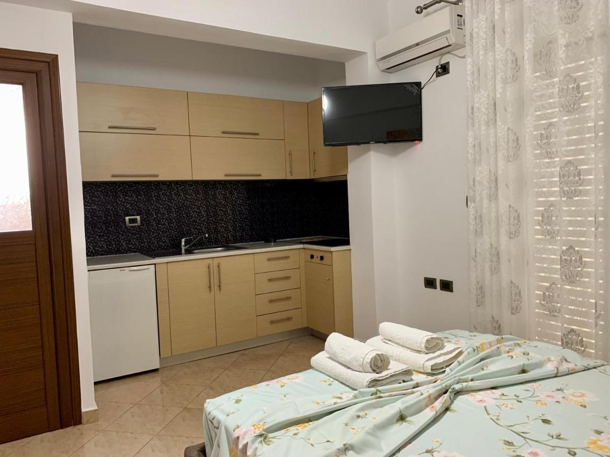 Maxus Apts Sarandë Esterno foto