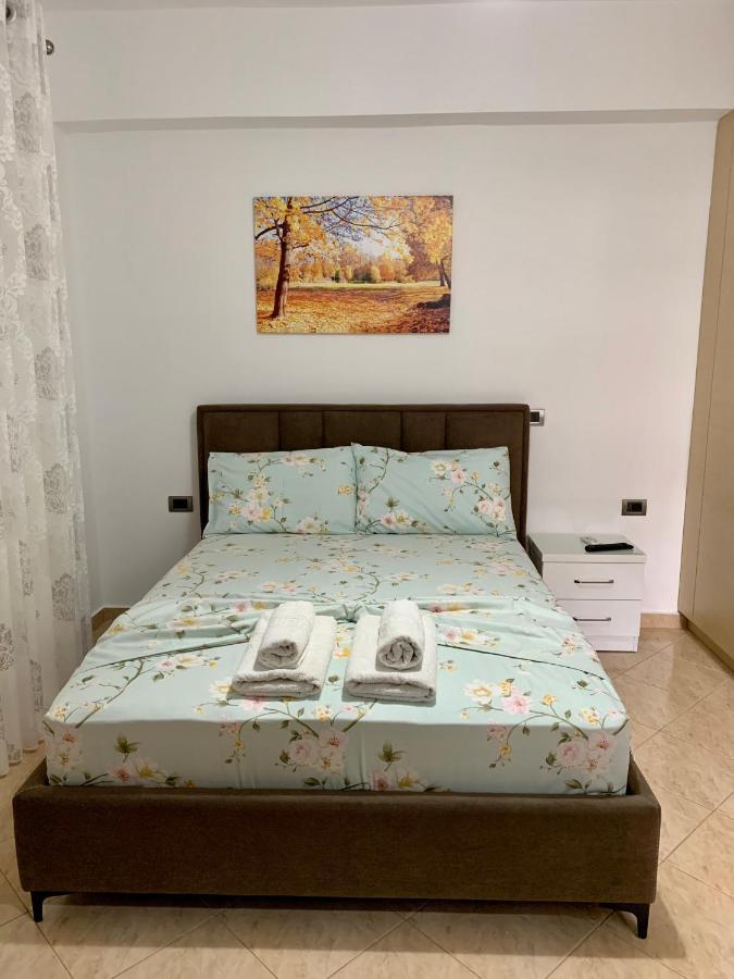 Maxus Apts Sarandë Esterno foto