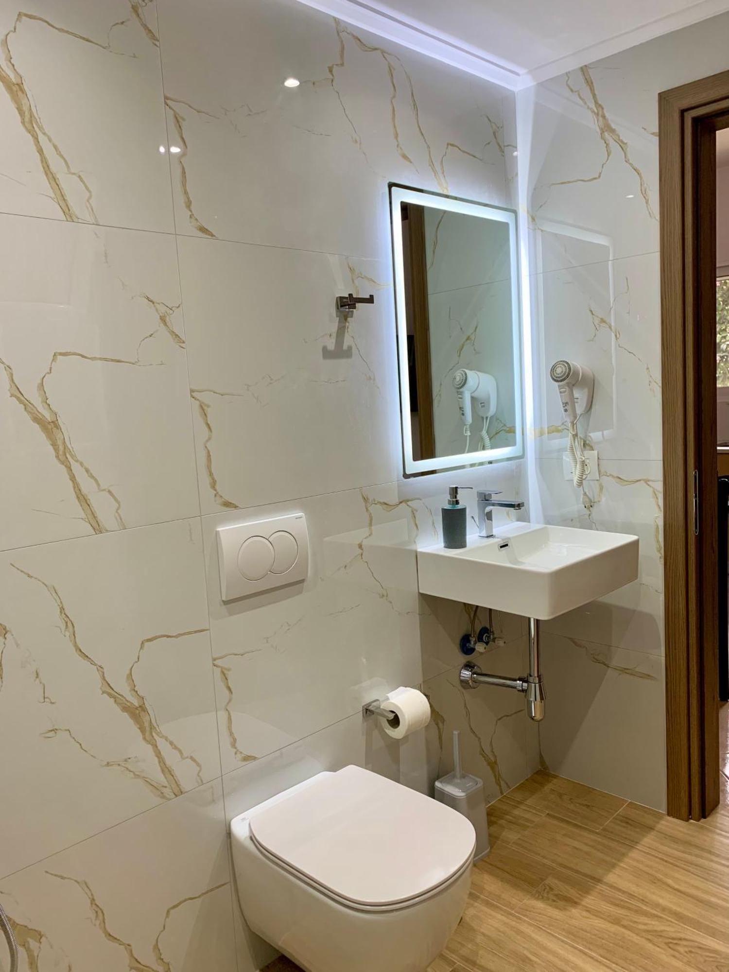 Maxus Apts Sarandë Esterno foto