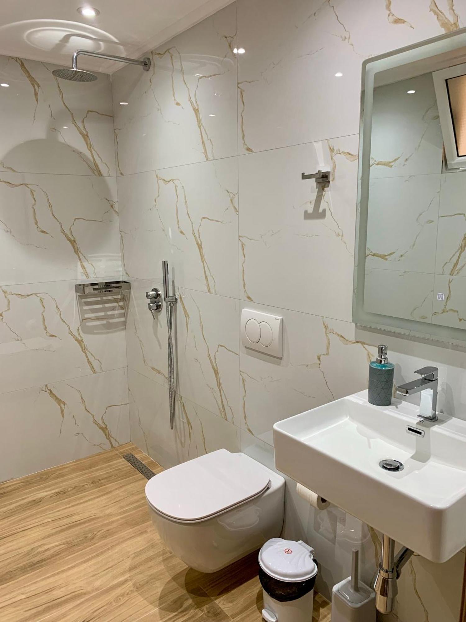 Maxus Apts Sarandë Esterno foto