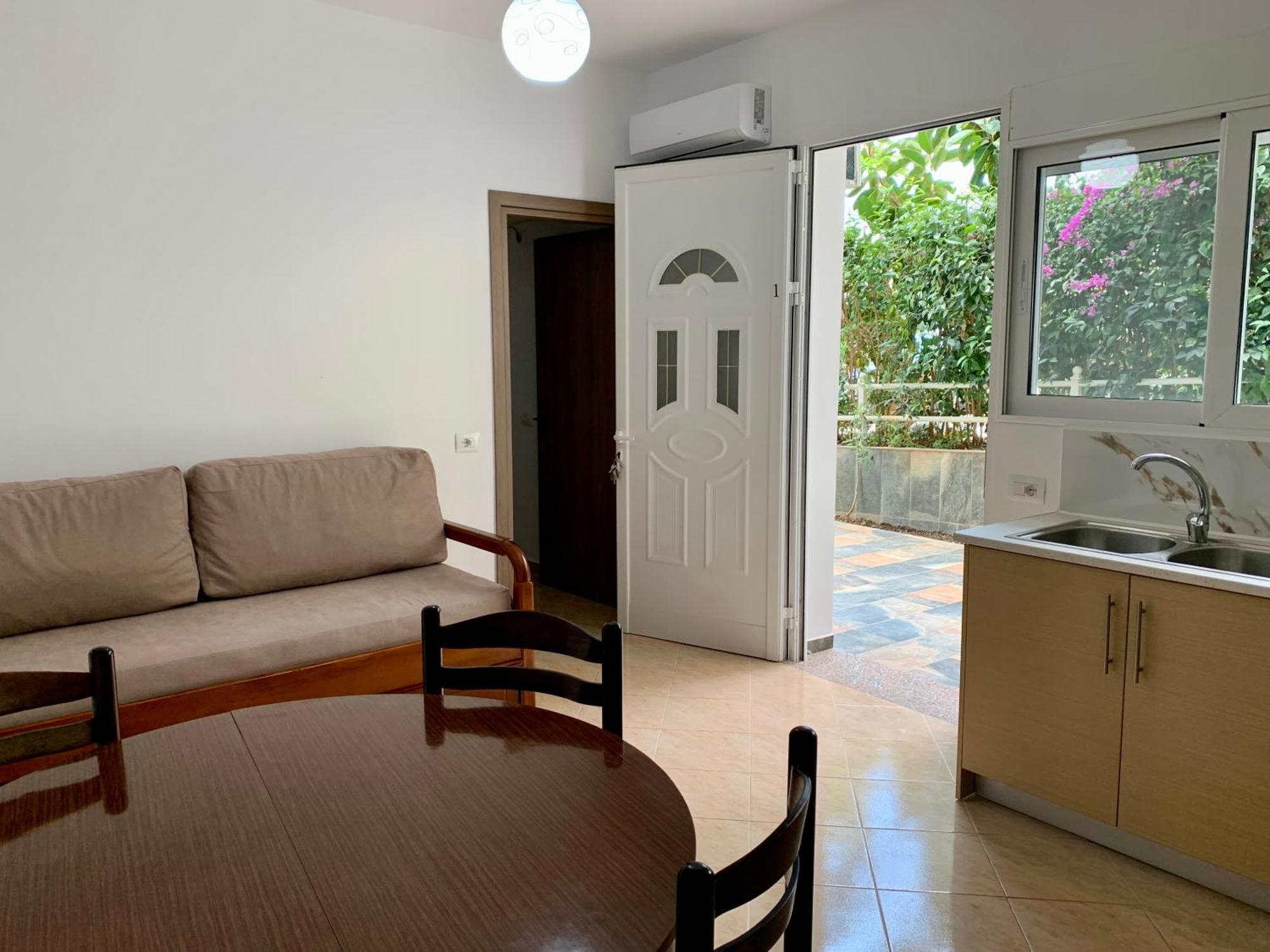 Maxus Apts Sarandë Esterno foto