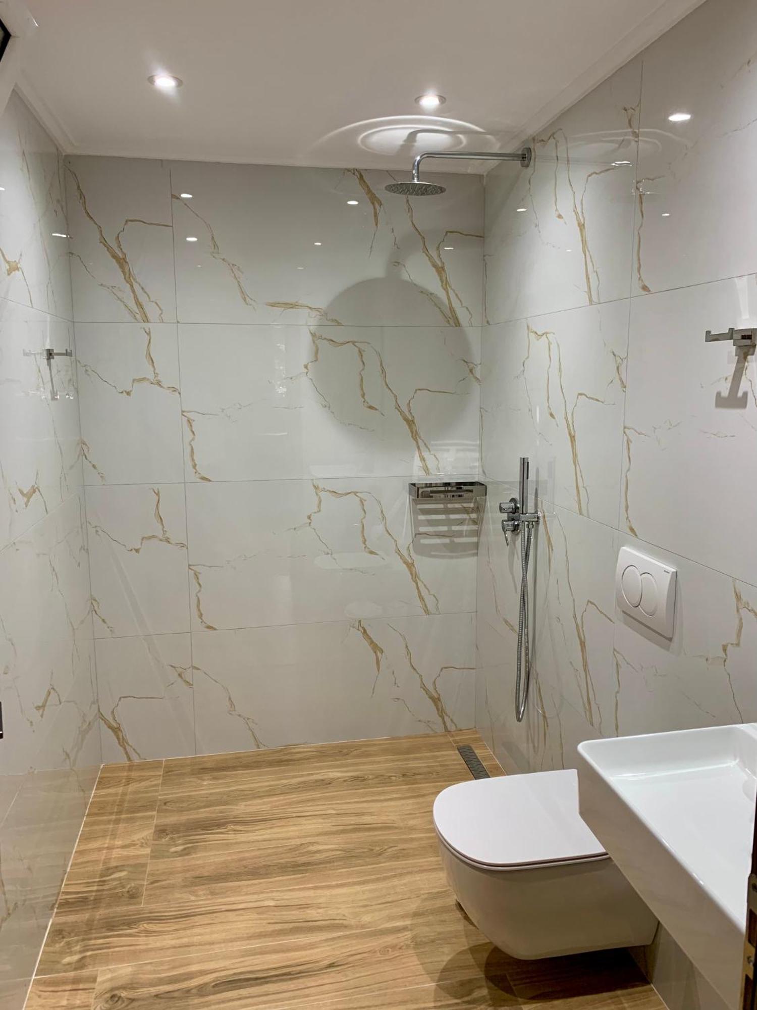 Maxus Apts Sarandë Esterno foto