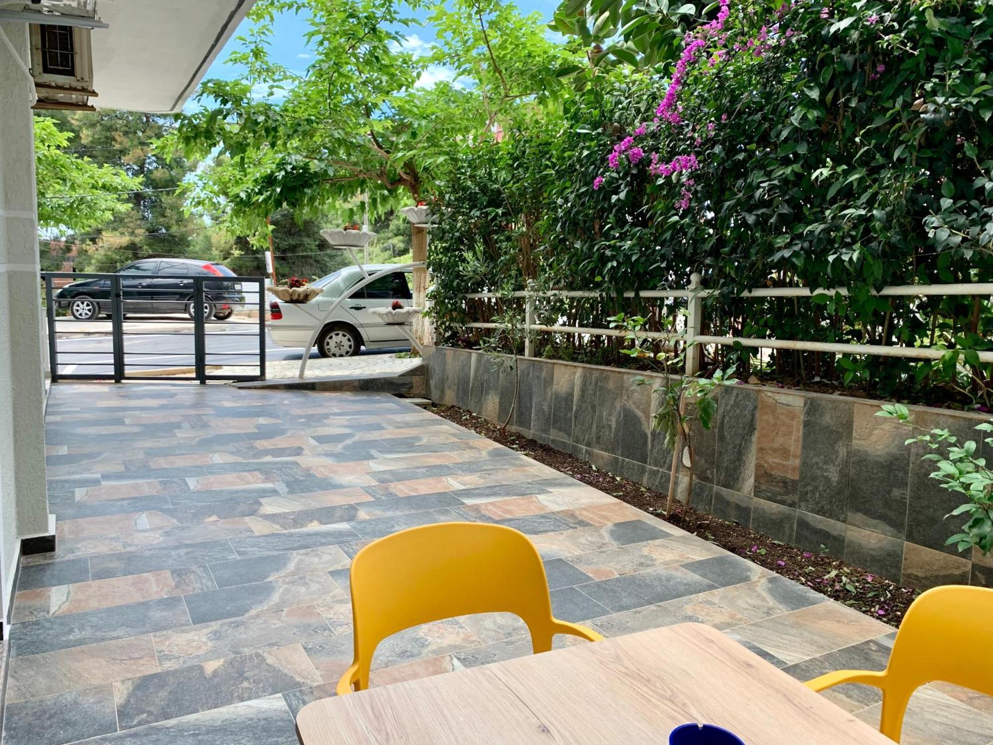 Maxus Apts Sarandë Esterno foto