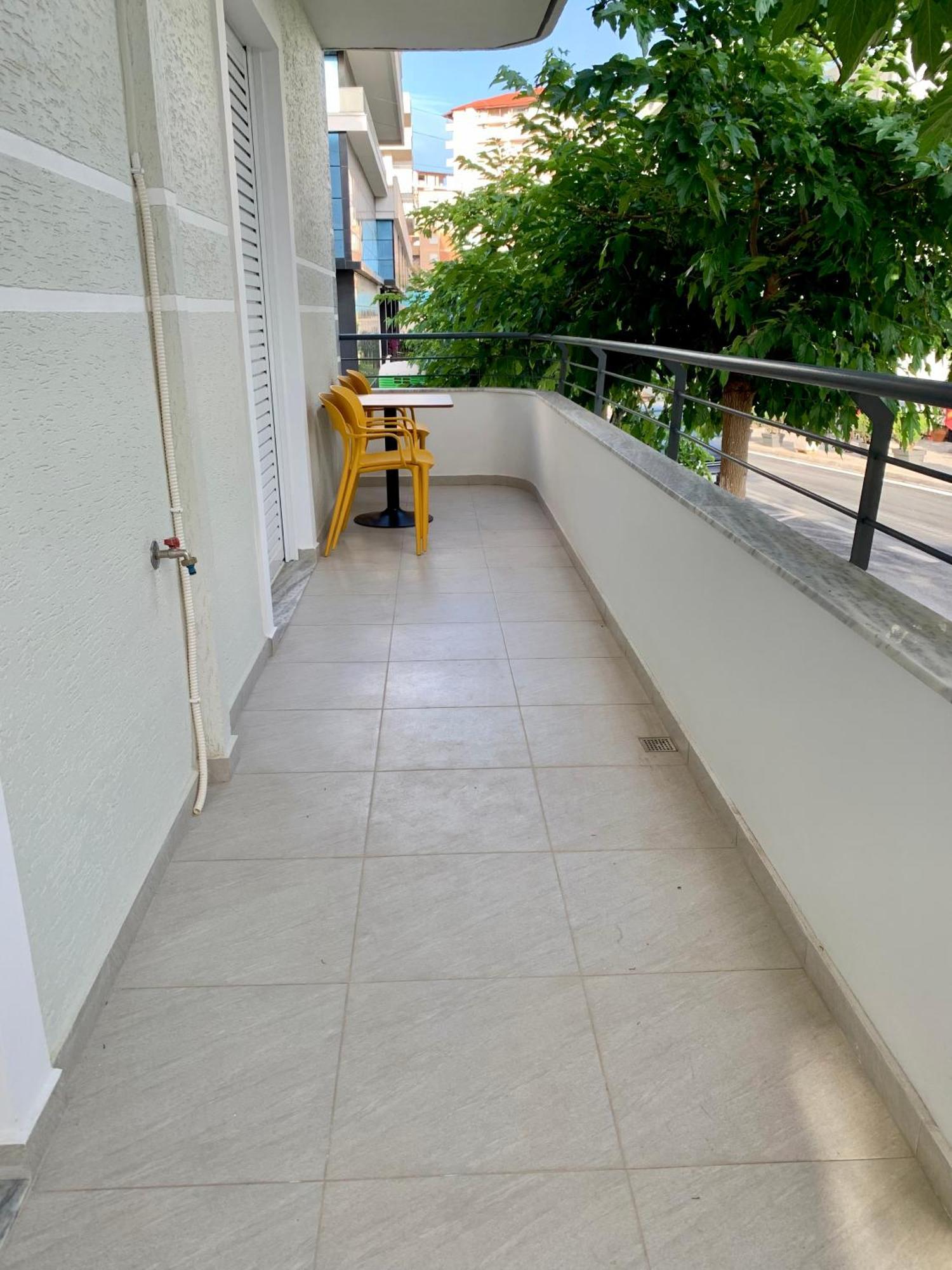 Maxus Apts Sarandë Esterno foto